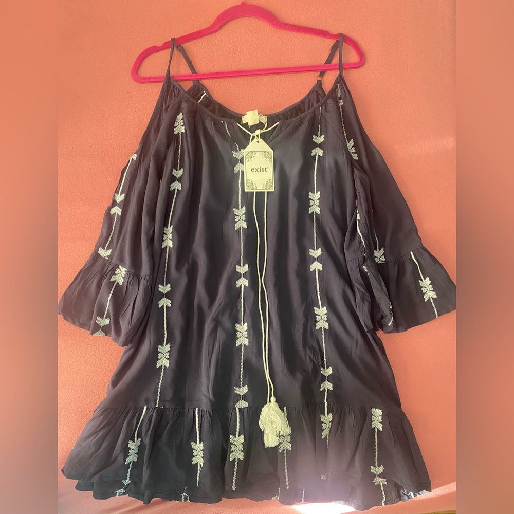 NWT!Beautiful Navy Blue Midi Dress with White Embroidered Arrows. Medium in size